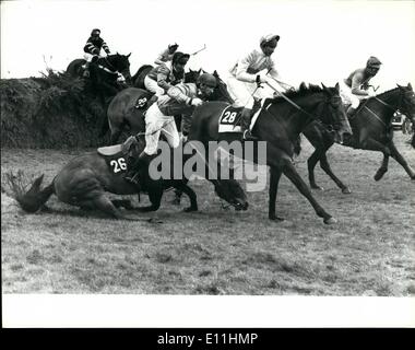 Avril 01, 1978 - 1er avril 1978 Lucius gagne le Grand National. Lucius monté par Bob Davies a remporté le Grand National à Aintree, 2e et 3e V Sebastian a Drumroan. Photo montre : Churchtown garçon vient à la présidence un cropper avec son jockey M. Blackshaw tomber au sol. Banque D'Images