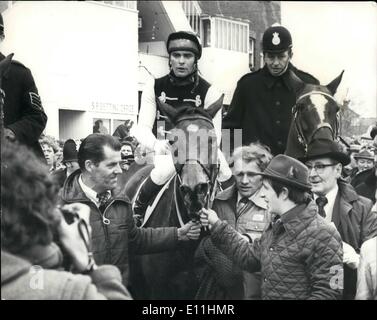 Avril 01, 1978 - 1er avril 1978 Lucius gagne le Grand National. Lucius monté par Bob Davies a remporté le Grand National à Aintree, 2e et 3e V Sebastian a Drumroan. Photo montre : Lucius menée dans après avoir remporté le Grand National à Aintree aujourd'hui. Banque D'Images