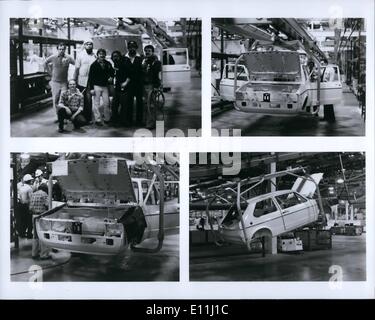 Avril 04, 1978 - ''job'' - une coquille de première série de production Volkswagen Rabbit jamais assemblée commence aux Etats-Unis voyage le long de la près de mile et demi de long et garniture d'assemblage final, après avoir été peint dans le deuxième étage de Westmoreland Volkswagen atelier de peinture. Premier ministère garniture employés à travailler sur un ''job'' trouver un ''nous'' a-t-il poser sur la photo en haut à gauche. En bas à droite, la caisse est levée afin que le trafic peut passer de l'usine ci-dessous comme il fait demi-tour pour descendre dans une autre longueur du serpent-comme ligne de garniture. Banque D'Images