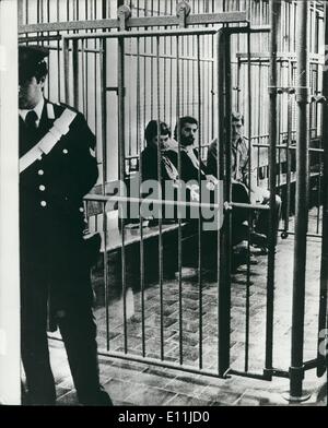 Mai 05, 1978 - L'Italie est plus méchant : Brigades Rouges Chef Renato Curcio mis en cage comme un animal qu'il est lors de l'essai de Turin. Banque D'Images