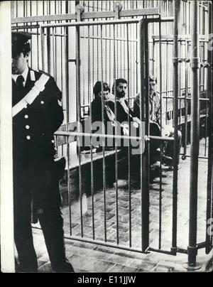 Mai 05, 1978 - L'Italie est plus méchant : Brigades Rouges Chef Renato Curcio mis en cage comme un animal qu'il est lors de l'essai de Turin. Banque D'Images