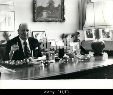 08 août 1978 - Lord Grade L'homme le mieux payé en Grande-Bretagne : Lord Grade 71, le chef de VTT est devenu l'homme le mieux payé en Grande-Bretagne. Le rapport annuel de la société révèle qu'il a eu une augmentation de 150 000 pour porter son salaire à 210 428. Après la réduction de l'homme d'impôt, il reste environ 60 000 à 70 000 par an, ce qui est un salaire hebdomadaire de 1 200 à 1 400. La photo montre Lord Grade vu à son bureau des bureaux de VTT hier. Banque D'Images