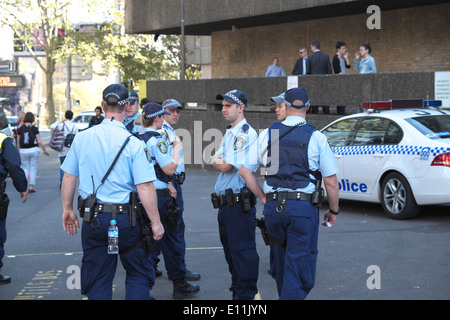 Officiers de police hommes et femmes des forces de police de Sydney et de Nouvelle-Galles du Sud dans le centre-ville de Sydney, Nouvelle-Galles du Sud, Australie Banque D'Images