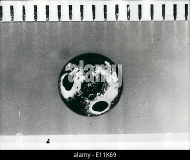 Septembre 09, 1978 - Georgi Markov tué par Micro-Ball : M. Georgi Markov, a 49 ans, le Radiodiffuseur BBC qui a fait défection de la Bulgarie, il y a quelques années, et a vécu à Londres, qui est morte d'une mort mystérieuse il y a quelques jours, est maintenant une enquête de meurtre. La police et les scientifiques sont condamnés à M. Markov qui a dit qu'il avait été attaqué par un homme armé d'un parapluie empoisonné a été injecté avec minuteur metal ball conaining une substance mortelle qui lentement l'a tué. L'attaque a eu lieu à un arrêt de bus sur le côté sud de Waterloo Bridge. Photo montre la petite bille de platine qui kille Gerogi Markov. Banque D'Images