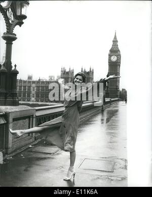 Septembre 09, 1978 Miss Univers - Visite London : Margaret Gardiner, de Capetown, le 19-year-old Miss Univers régnant passer quelques heures à visiter les wights de Londres hier, elle aussi pour une escale en route visite de Miami à Johannesburg. Photo montre Margaret Gardiner "Miss Univers" montre ses jambes délicieuses de Westminster Bridge montrant les chambres du Parlement, au cours de sa courte visite à Londres hier. Banque D'Images