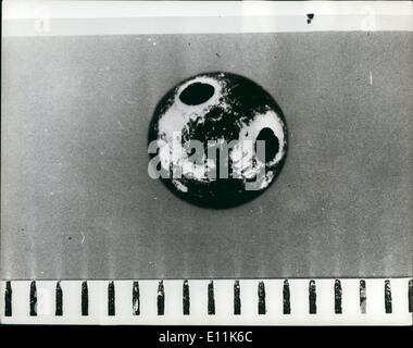 Septembre 09, 1978 - Georgi Markov tué par Micro-Ball : Mr Georgi Markov, a 49 ans, le Radiodiffuseur BBC qui a fait défection de la Bulgarie, il y a quelques années, et a vécu à Londres, qui est morte d'une mort mystérieuse il y a quelques jours, est maintenant une enquête de meurtre, la police et les scientifiques sont convaincus à M. Markov qui a dit qu'il avait été attaqué par un homme armé d'un parapluie empoisonné a été injecté avec une m !nuteur bille de métal contenant une substance mortelle qui lentement l'a tué. L'attaque a eu lieu à un arrêt de bus sur le côté sud de Waterloo Bridge. Photo montre la petite bille de platine qui a tué Georgi Markov. Banque D'Images