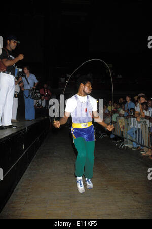 Sep 15, 1978, New Orleans, LA, USA ; boxeur poids lourd LEON SPINKS s'échauffe avant le combat pour défendre son titre de champion du monde qu'il a remporté dans la décision partagée sur Muhammad Ali il y a sept mois en février 1978. Au cours de cette lutte ALI remporte le titre pour une troisième fois.. (Crédit Image : KEYSTONE/ZUMAPRESS.com) Photos USA Banque D'Images