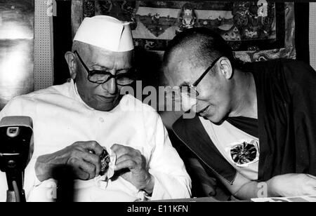 Septembre 18, 1978 - New Delhi, Inde - Le Premier Ministre indien MORARJI DESAI, gauche, rencontre le Dalaï Lama lors d'une conférence bouddhiste. Morarji Ranchhodji Desai (29 février 1896 - 10 avril 1995) était un militant de l'indépendance de l'Inde et le premier ministre de l'Inde à partir de 1977-79. Il a été le premier Premier Ministre indien qui n'appartiennent pas à l'Indian National Congress. Il est le seul Indien à recevoir la plus haute distinctions civiles de l'Inde et le Pakistan, le Bharat Ratna et Nishaan-e-Pakistan. Banque D'Images