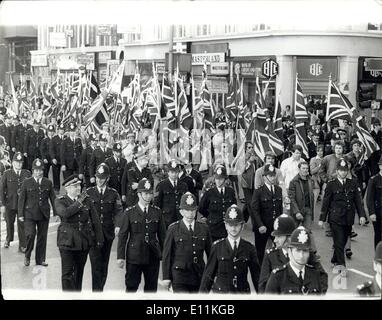 Septembre 25, 1978 - Front National et Anti-Nazi League Mars à Londres : La police marcher en force avec un Front National procession dans Charing Cross Road hier pour parer à toute confrontation avec l'Anti-Nazi league manifestants ont organisé une marche en même temps. L'avant de supports, dirigé par Martin Webster (en blanc), étaient en route pour Shorediton. L'Anti-Nazi League a tenu une réunion à Hyde Park avant de marcher hors de la police à Brixton keeped-les bien à part. Banque D'Images