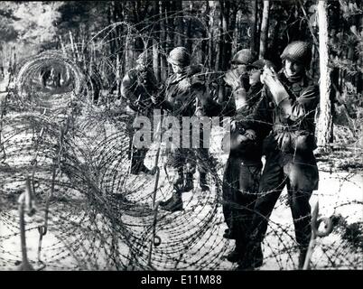 02 février 1979 - Le mois prochain un détachement de l'ONU au Liban pour défendre la paix dans cette partie du Moyen-Orient. En raison du peu de temps pour la préparation de la lourde tâche, la moyenne d'obtenir une formation intensive. Photo montre la formation de ''road-blocking'' par l'ONU des soldats néerlandais de la semaine dernière dans les bois dans le sud des Pays-Bas. Banque D'Images