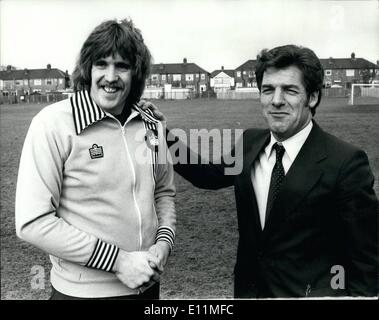 02 février 1979 - Phil Parkes devient le gardien le plus cher au monde à &pound;565 000 : Phil Parker, l'ex-Queen's Park Rangers et gardien de l'Angleterre, et maintenant au West Ham, a été à l'entraînement avec sa nouvelle équipe aujourd'hui à leur terrain d'entraînement à Chadwell Heath, Essex Au début de cette semaine est devenu le Parkes plus cher du monde après avoir été vendues par le gardien de Queens Park Rangers la première division le club de West Ham qui sont dans la deuxième. Photo montre Phil Parkes vu avec son nouveau manager John Lyall de West Ham. Banque D'Images