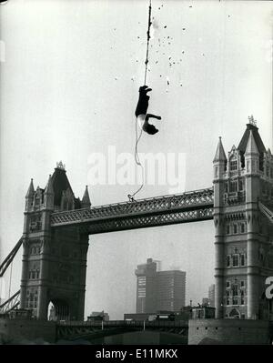 11 novembre 1978 - Hanging Fire Escapologist Alan Alan échappés d'approvisionnement 100 ft au-dessus de la Tamise à Tower Bridge hier que la corde sur laquelle il était suspendu. Les 52 ans a effectué la stunt suspendu à une grue, de lancer le troisième aux championnats du monde du cirque qui s'ouvrent à Londres lundi prochain 11 décembre. Photo montre : Bits de burning rope automne autour d'Alan Alan comme il se bat pour se libérer au cours de sa cascade sur la Tamise à Tower Bridge hier. Banque D'Images