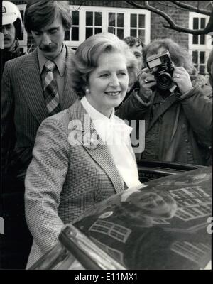 Mar. 03, 1979 - Mme chaume's big day : aujourd'hui est le jour où le chef conservateur Mme Margaret Thatcher pourrait faire tomber le gouvernement du premier ministre Callaghan, dans le vote de ce soir de non confiance. photo montre Mme Thatcher vu quitter sa maison ce matin. Banque D'Images