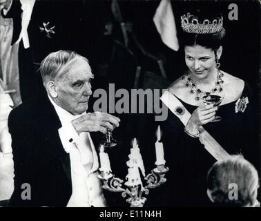 Le 12 décembre 1978 - Prix Nobel 1978. Photo montre : Inauguration de la nouvelle maison de l'Orchestre Philharmonique de Berlin à élever leurs verres dans un toast après après la cérémonie du Prix Nobel à Stockholm. Banque D'Images