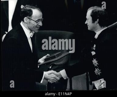 Le 12 décembre 1978 - Prix Nobel 1978 : Photo montre. Armo Penzias, l'un des trois lauréats reçoit son peize physique du roi Carl Gustaf à Stockholm. Banque D'Images