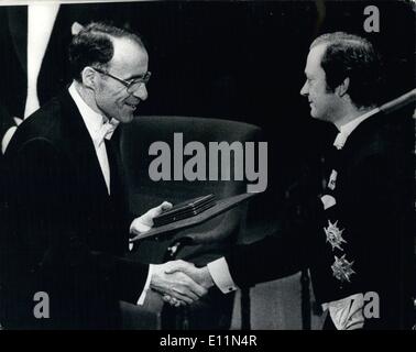 Le 12 décembre 1978 - Prix Nobel 1978 : Photo montre Arno Penzias, l'un des trois lauréats de la physique reçoit son prix du Roi Carl Gustaf à Stockholm. Banque D'Images