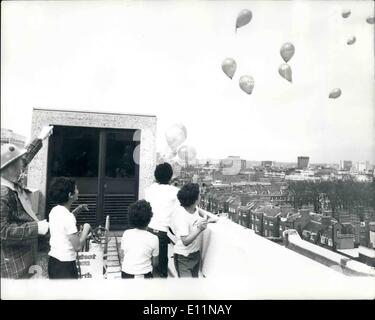 Avril 04, 1979 - La plus grande course de ballon sur la terre à l'appui de "Ensemble pour les enfants' : le fair-play pour les enfants et l'UNICEF , sont "Ensemble pour les enfants" à l'appui sur l'Année internationale de l'enfant en 1979. Pour obtenir de l'argent pour les projet qu'ils lancent le plus grand ballon Race et l'espoir d'élever en vendant 50 000 environ un demi-million de ballons. Photo montre les enfants sur le toit de l'YMCA Museum Street, Londres vu libérer leurs Ballons en espérant qu'un pourrait même arriver en Chine. Le premier prix va à l'enfant qui atteint du ballon de la plus longue distance. En visitant ce pays. Banque D'Images