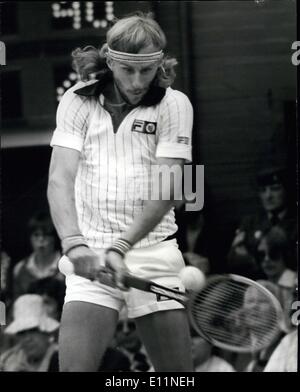 Juillet 07, 1979 - Bjorn Borg gagner Wimbledon car il quatrième fois consécutive : Aujourd'hui sur le Court Central de Wimbledon, Bjron Borg de Suède a remporté le titre masculin pour la quatrième fois consécutive lors de battre l'American Rosco Tanner dans cinq ensembles. Photo montre Bjorn Borg vu en action contre Rosco Tanner sur le court central. Banque D'Images