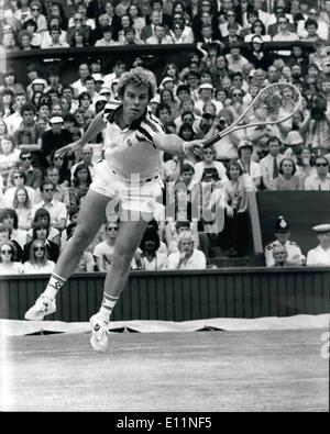 Juillet 07, 1979 - Bjorn Borg remporte Wimbledon pour la quatrième fois consécutive aujourd'hui sur le Court Central de Wimbledon, Bjorn Borg d Swedon, a remporté le titre masculin pour la quatrième fois consécutive lors de battre l'American Rosco Tanner dans cinq ensembles. PHOTO MONTRE : ROSCOE TANNER vu en action contre Bjorn Borg sur le centre court de Wimbledon aujourd'hui Banque D'Images