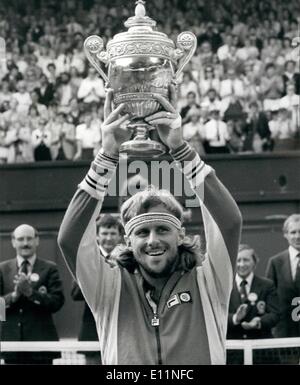 Juillet 07, 1979 - Bjorn Borg remporte son quatrième titre à Wimbledon en battant Roscoe successives Tanner dans cinq ensembles : Aujourd'hui de la cour du centre de Wimbledon Bjorn Borg de Suède a remporté le titre masculin pour la quatrième fois consécutive en battant l'Américain Roscoe Tanner dans cinq ensembles. Phot montre Borg contenir jusqu'le trophée après avoir remporté le titre masculin pour une fois encore à Wimbledon aujourd'hui. Banque D'Images