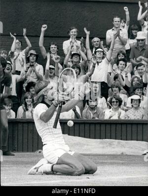 Juillet 07, 1979 - Bjorn Borg remporte son quatrième titre à Wimbledon en battant Roscoe successives tanner dans cinq ensembles : Aujourd'hui de la cour du centre de Wimbledon Bjorn Borg de Suède a remporté le titre masculin pour la quatrième fois consécutive en battant American Roscoe Tanner dans cinq ensembles. Photo montre Borg tombe au sol avec les bras en l'air frappant le coup gagnant. Banque D'Images