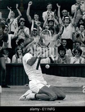 Juillet 07, 1979 - Bjorn Borg gagner Wimbledon pour la quatrième fois de suite : Aujourd'hui de la cour du centre de Wimbledon Bjorn Borg de Suède a remporté le titre masculin pour la quatrième fois consécutive en battant American Roscoe Tanner dans cinq ensembles. Photo montre Borg tombe à genoux avec les bras en l'air après avoir battu Roscoe Tanner. Banque D'Images