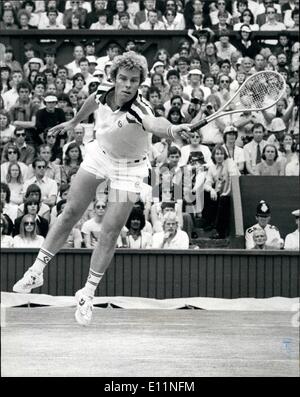 Juillet 07, 1979 - Bjorn Borg remporte son quatrième titre Seccessive Wimbledon en battant Roscoe Tanner dans cinq ensembles : Aujourd'hui de la cour du centre de Wimbledon Bjorn Borg de Suède a remporté le titre masculin pour la quatrième fois seccessive quand il a battu l'Américain Roscoe Tanner dans cinq ensembles. Photo montre Roscoe Tanner vu en action contre Bjorn Borg sur le centre court de Wimbledon aujourd'hui. Banque D'Images