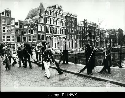 23 avril 1979 - Jeunes balayer les rues d'Amsterdam et protester contre la ville Uncleanliness ESS.co Banque D'Images