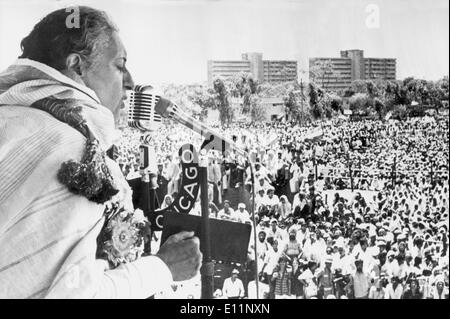 Le premier ministre Indira Gandhi en donnant un discours Banque D'Images