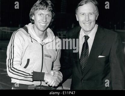 Mai 05, 1979 - DAVID REMPORTE LE MOORCROPT BANNISTER MILE EN 3 MIN 55,6 S Durirg une nuit de l'athlétisme au Sports Natiional Cenrtre,Crystal Palace David Moorcroft,le Commorwealth. champion, a remporté le Bannister Mile qui a été exécutée pour célébrer Sir Ro,ger Bannister, pour la première fois, un quatre-Minute mile. ,Plus de 25 oui. agoat Oxford, PHOTO MONTRE DAVID MOORCRAFT voyant, serrant la main de Sir RogerÃ'¢Barriater la stérile premier sous-quatre minutes miler. Banque D'Images