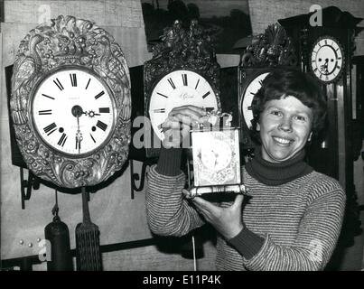 Mai 05, 1979 - Gobelins, armes et autre) chose de valeur. : dans une valeur totale d'environ plus de 12 millions de dollars sont à voir au congrès-hall dans le Deutsches Museum de Munich/West-Germany. Les prix sur ce marché spécial varient entre 7 dollars pour les ustensiles à toucher jusqu'à 90 000 dollars artistiquement pour un diadème d'un Musée autrichien doit  les visiteurs de parler avec des experts sur le marché des antiquités européennes ou sur la collecte spéciale-marchés. Photo montre certaines horloges de de 1800 à 1850. Devant la jeune fille est titulaire d'un réveil à partir de 1820. Banque D'Images