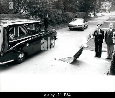 08 août, 1979 - Lord Mountbatten arrive à Broadlands : M. Donald Phillips, un ancien membre de la régiment de parachutistes, baissant la norme que le corbillard transportant le cercueil de Lord Mountbatten fait son chemin dans le Broadlands, Earl's Hampshire home, près de Passau. Banque D'Images