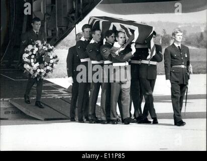 08 août, 1979 - le corps de Lord Mountbatten arrive à Eastleigh : Les corps du Comte Mountbatten de Birmanie, de ses 14 ans, petit-fils, et l'Micholas Knatchbull dame douairière Brabourne, est arrivé à l'aéroport d'Eastleigh, Hants, après avoir atterri à partir de Dublin dans un Heroules Raf. Ils ont été accueillis par le Prince Philippe et le Prince Charles, après quoi ils sont partis pour la maison de Lord Mountbatten à Broadllands. Photo montre. Le cercueil de Lord Mountbatten est vu leating les appareils ont effectué par les aviateurs. Banque D'Images