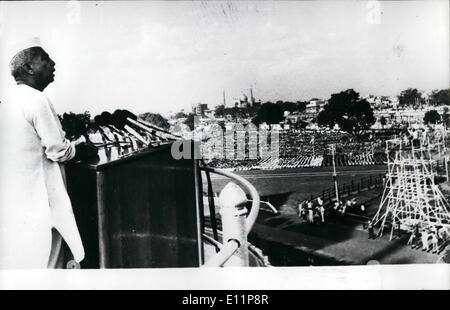 08 août 1979 - Visite de l'Inde avant dernier discours démission : Premier Ministre Chaudary Charan Singh aborder une foule immense depuis les remparts de l'historique Fort Rouge à New Delhi au cours de l'Inde, les célébrations du 32e anniversaire de l'indépendance. Banque D'Images