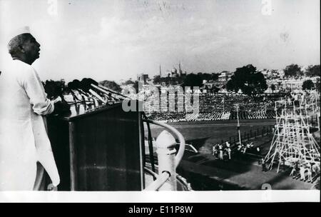 08 août 1979 - Visite de l'Inde avant dernier discours démission : le premier ministre, M. Chowdhary Charan Singh aborder une foule immense depuis les remparts de l'historique Fort Rouge à New Delhi l'Inde au cours de la célébration du 32e anniversaire de l'indépendance. Banque D'Images