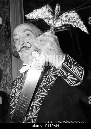 Salvador Dali avant d'entrer dans l'Académie française Banque D'Images