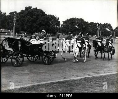 08 août, 1979 - Lord Mountbatten tués dans l'explosion du bateau. Lord Mountbatten de Birmanie, 79, amiral de la flotte, et le dernier vice-roi de l'Inde, a été tué lors d'un voyage de pêche avec d'autres membres de sa famille. Leur bateau le 29ft Shadow V, a été dynamitée par un 501b IRA bombarder un bout cinq minutes après avoir quitté le port de Mullaghmore, Sligo, Irlande. Son petit-fils, Nicholas Brabourne, 14, et un homme d'équipage, Paul Maxwell, 16 ans, ont aussi été tués Banque D'Images