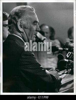 Juin 06, 1979 - Lors d'une conférence de presse aujourd'hui à Manhattan, New York gouverneur Hugh L. Carey a ouvert une étrange même jour plan pour l'achat d'essence dans les zones de l'état qui ont des problèmes d'approvisionnement. Banque D'Images