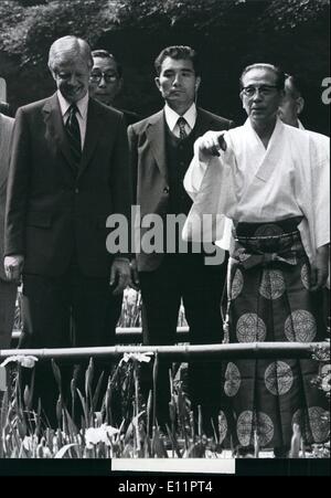 Juin 06, 1979 - Le président Carter et son épouse accueillent le corps diplomatique au Palais d'Akasaka, le premier jour de leur visite d'État au Japon, tandis que l'empereur Hirohito (arrière) et le prince héritier Akihito et de la princesse Michiko (à gauche). Banque D'Images
