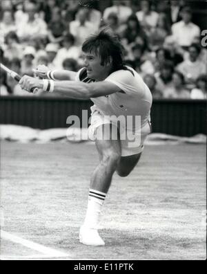 Juin 06, 1979 - Wimbledon tennis Jimmy Connors bat Marty Riessen : Photo montre Jimmy Connors (USA) l'absence de semences 3 vu en action sur le Centre Court pendant son match contre Marty Riessen (USA) . Connors a gagné en quatre sets. hier. Banque D'Images