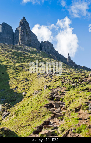 Sentier menant AU VIEIL HOMME DE STORR ET L'aiguille dans le refuge à l'île de Skye ECOSSE Banque D'Images