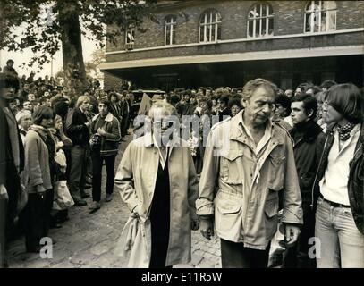 Au 28 septembre 1979 - Des milliers de personnes ont assisté aux funérailles de Pierre Goldman au cimetière du Père-Lachaise à Paris. Goldman est un militant de l'extrême-gauche qui a été reconnu coupable du meurtre de deux pharmaciens parisiens il y a quelques années. Après un deuxième essai, il a été innocenté de ses accusations. Il a été battu et tué dans une rue parisienne par un inconnu. Banque D'Images