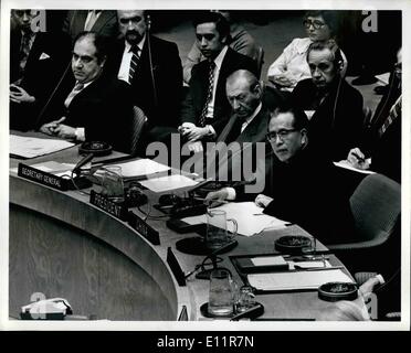 Le 12 décembre 1979 - Nations unies débat du Conseil de sécurité sur la situation en Iran. Photo montre : Ce matin, le président du Conseil de sécurité, Chen Chu de Chine s'adressant au Conseil tout en s'Kurt Waldheim et dernier mois président du Conseil, M. Palacios de Vizzio de la Bolivie, de l'écouter. Banque D'Images