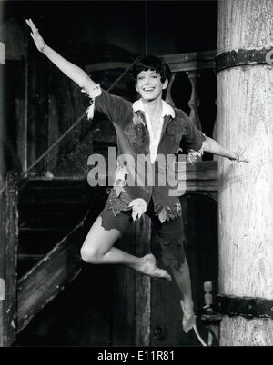 Le 12 décembre 1979 - Gayle Hunnicut que Peter Pan. L'actrice Gayle Hunnicut est cette année Peter Pan qui s'ouvre au Shaftesbury Theatre le mercredi 19 décembre. En tenant la partie de ''Le Capitaine Hook'' est l'acteur James Villiers. OPS : Gayle Hunnicut que Peter Pan vu pendant son acte de vol à l'appel de la photo aujourd'hui. Banque D'Images