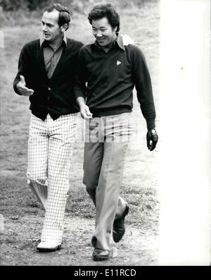 10 octobre 1979 - Aoki gagne 5,000 avec le trou-en-un. La star du golf japonais Isao Aoki a fait un trou-en-un au 155 verges deuxième trou pendant le Suntory World matchplay Championship à Wentworth aujourd'hui. Il lui a valu un 0.000 chambre donnant sur le célèbre terrain de golf de Gleneagles en Ecosse, et 5.000 pour celle-ci c'est le plus grand prix de golf l'a jamais été en Grande-Bretagne. Photo montre l'adversaire de l'Aoki Australie David Graham met un bras autour de lui après sa superbe photo. Banque D'Images