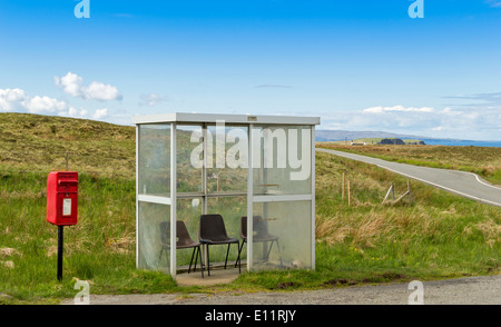 Île de Skye en Écosse UN ABRIBUS et trois chaises Banque D'Images