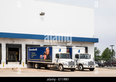 Les quais de chargement, des capacités et des camions d'un organisme de bienfaisance de bonne volonté à Oklahoma City, Oklahoma, USA. Banque D'Images