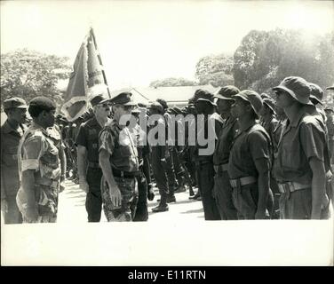 10 octobre 1979 - Kaunda'Invasion scare : Selon le président Kaunda plus de 1000 troupes d'Afrique du Sud et de Rhodésie sont à l'intérieur de la Zambie, malgré la conférence de Rhodésie se déroulent actuellement à Londres. Des centaines de nouvelles recrues africaines inondent le Zimbabwe-Rhodesian les forces de sécurité tous les jours. La photo montre le Brigadier-F.G.D. Heppenstall, commandant des forces spéciales, vu l'inspection des jeunes recrues lors d'un évanouissement parade à la formation Dombeshawa Depot près de Salisbury. Banque D'Images