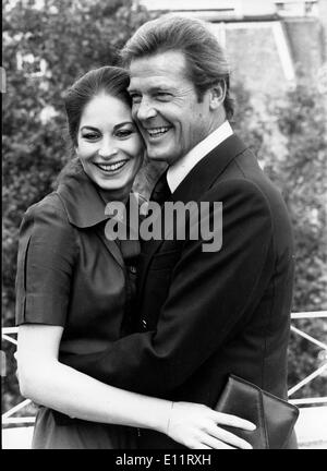 Oct 31, 1979 ; London, England, UK ; acteur Roger Moore alias James Bond 007 et grande dame BARBARA KELLERMANN dans le film, l' Banque D'Images