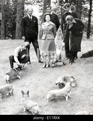 La reine Elizabeth II et la famille jouent avec les chiens Banque D'Images